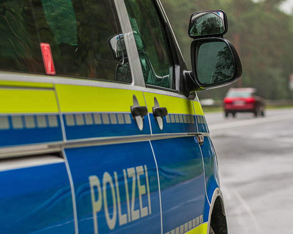 Unfall als Geschädigter – Polizeifahrzeug sichert Unfallstelle ab