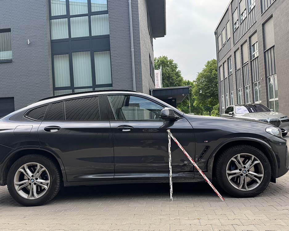 Schadenbegutachtung an schwarzen Auto