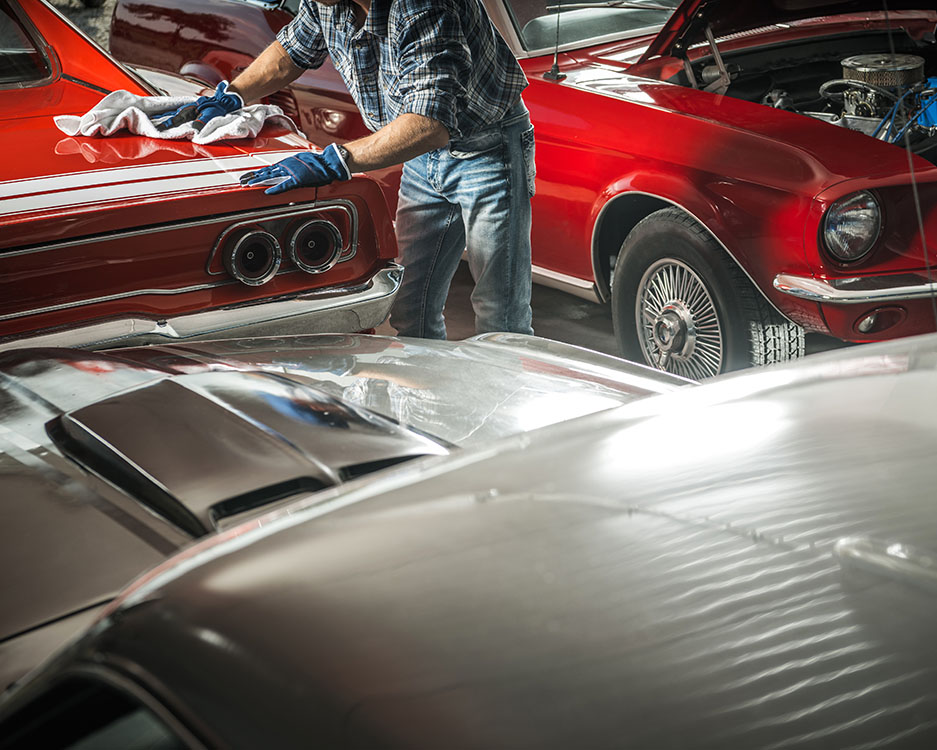 Kfz Gutachter begutachtet rote Oldtimer